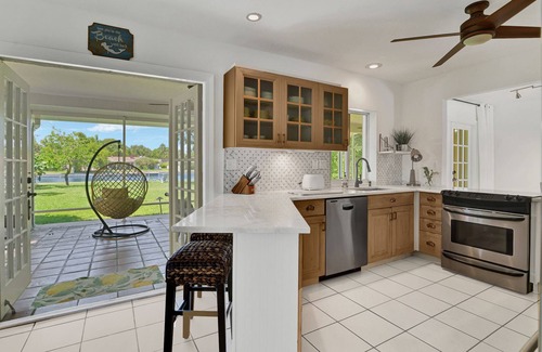 Tropic Palms House | New Waterfront Beachy Bungalow