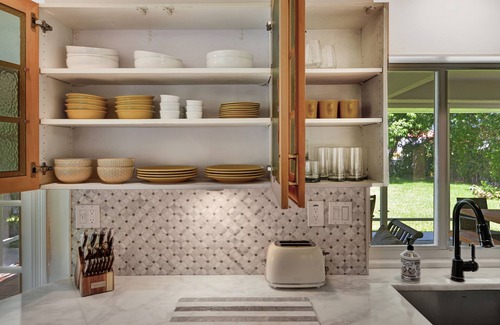 Tropic Palms House | New Waterfront Beachy Bungalow