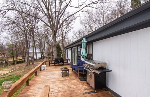 Malakoff House | New! Waterfront Getaway on Cedar Creek Lake! Pet Friendly, with Boat House and Sand Volleyball