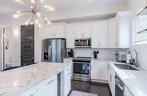 Hadley - Washington House | *New* West Nashville Gem | Rooftop Patio + Sleeps 11