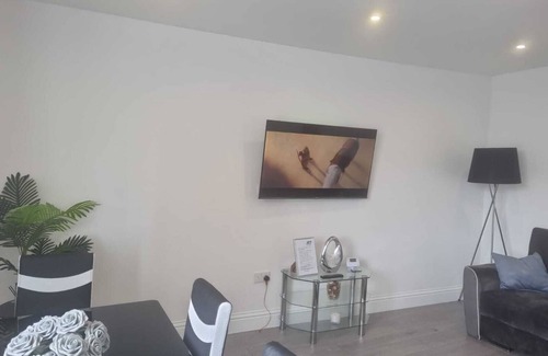 Waddon Apartment | New x2 bedroom apartment * free parking & Wi-Fi*