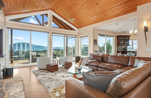 Oakhurst House | New! Yosemite Cloudline Ridge with HUGE views/spa/game room/more!