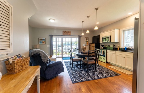 West Alton House | NEWER LAKEFRONT- 4 season home sleeps 6