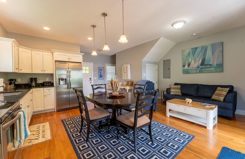 West Alton House | NEWER LAKEFRONT- 4 season home sleeps 6