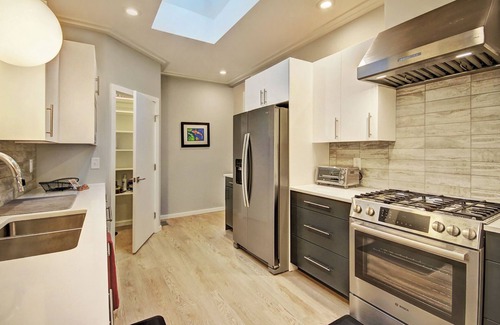 Chapel Hill House | Newly built Contemporary 10 min to UNC, Malls, I-40, Close to Jordan Lake