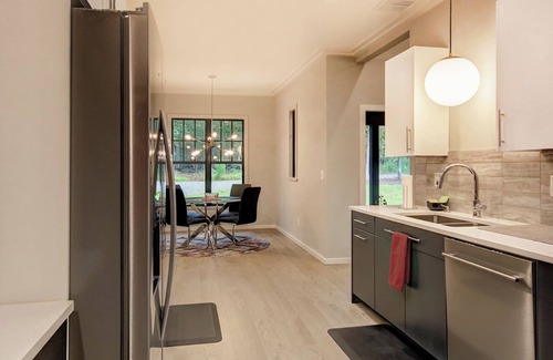 Chapel Hill House | Newly built Contemporary 10 min to UNC, Malls, I-40, Close to Jordan Lake