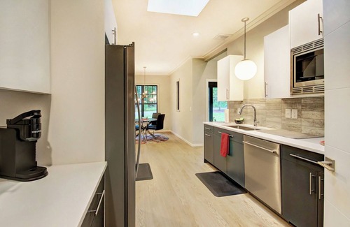 Chapel Hill House | Newly built Contemporary 10 min to UNC, Malls, I-40, Close to Jordan Lake