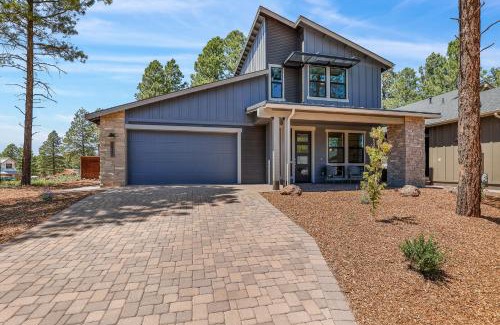 Flagstaff House | Newly Built Exquisite Luxury Home Perfect Location Central AC Fire-Pit and so much more