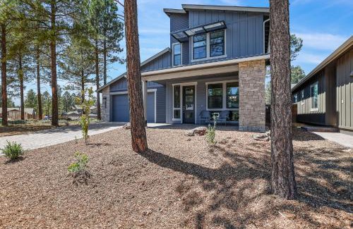 Flagstaff House | Newly Built Exquisite Luxury Home Perfect Location Central AC Fire-Pit and so much more