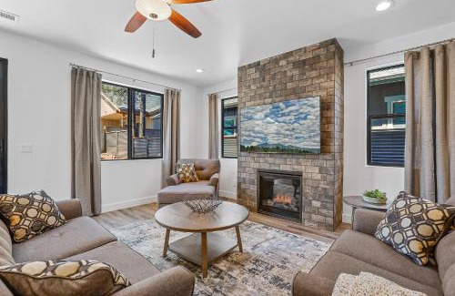 Flagstaff House | Newly Built Exquisite Luxury Home Perfect Location Central AC Fire-Pit and so much more