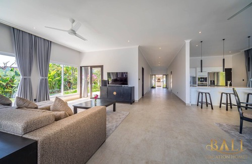 Dencarik Villa | Newly built: Holiday Beachfront Villa Lovina Beach with private pool!