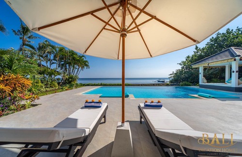 Dencarik Villa | Newly built: Holiday Beachfront Villa Lovina Beach with private pool!