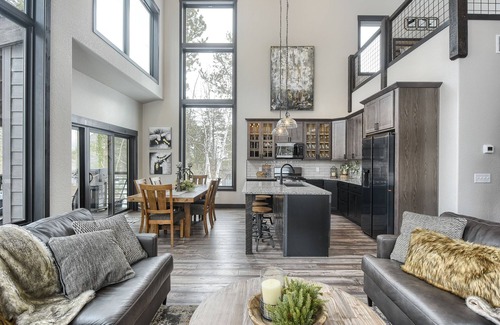 Deadwood Cabin | Newly Built Modern Cabin w/7 Person Hot tub, Games, TVs & Clubhouse w/Pool