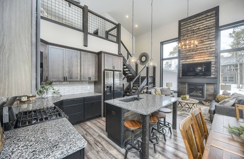 Deadwood Cabin | Newly Built Modern Cabin w/7 Person Hot tub, Games, TVs & Clubhouse w/Pool