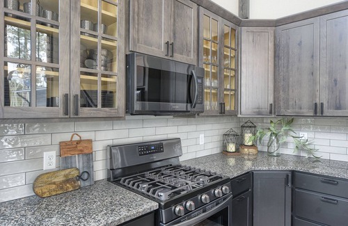 Deadwood Cabin | Newly Built Modern Cabin w/7 Person Hot tub, Games, TVs & Clubhouse w/Pool