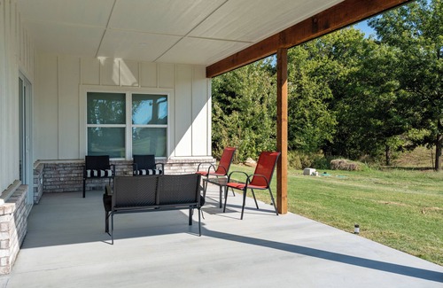 Tulsa House | Newly Built Modern Getaway on Private Acreage!