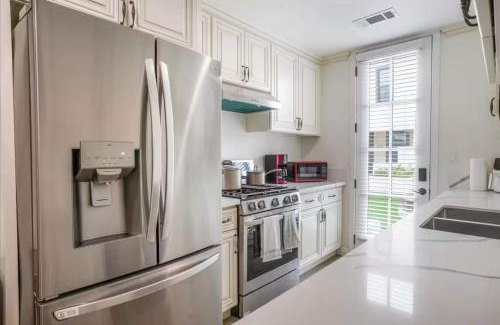 Mid Central House | Newly Built Pasadena Retreat Parking Great Location