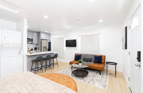 Santa Ana House | Newly Built Studio, Close to Disney, Sleeps 5!