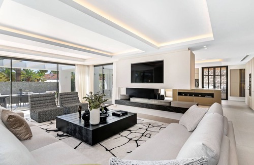 Urbanizacion Marbessa Villa | Newly designed villa with heated pool, 5 bedrooms ensuite, 5min walk from beach