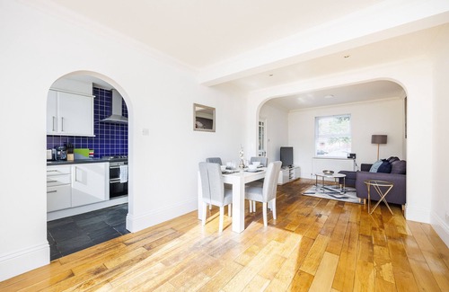 Parsloes House | Newly Launched 2 Bed Home ~ Dagenham ~London with Free Wifi &Off -Street Parking