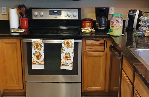 Aurora House | Newly listed 3-bed 3-bathroom, with WiFi, AC in Aurora