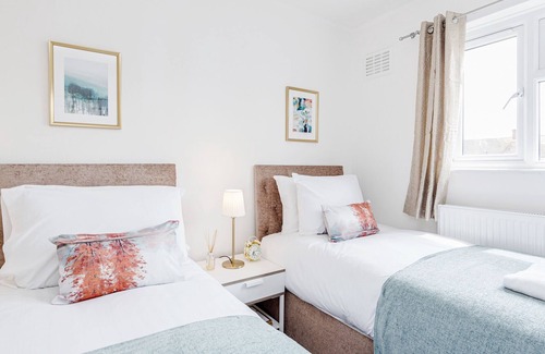 South Ockendon House | Newly refurbished 3 bedroom house -