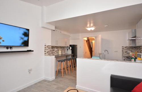Glyndon Apartment | Newly refurbished 3 bedroom house London