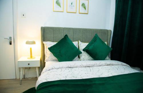 Luton Apartment | Newly Refurbished - Affordable Four Bedroom Semi-Detached House Near Luton Airport and Luton Hospital