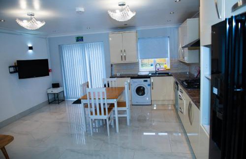 Luton Apartment | Newly Refurbished - Affordable Four Bedroom Semi-Detached House Near Luton Airport and Luton Hospital