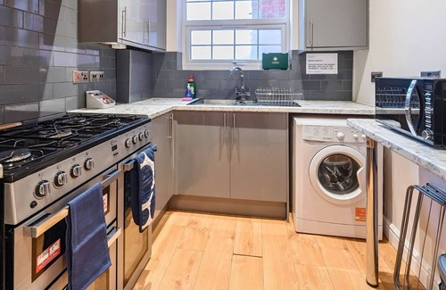 Rushmoor District Apartment | Newly Refurbished Spacious 2BR Apartment, 6 Adults