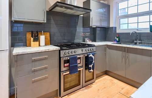 Rushmoor District Apartment | Newly Refurbished Spacious 2BR Apartment, 6 Adults