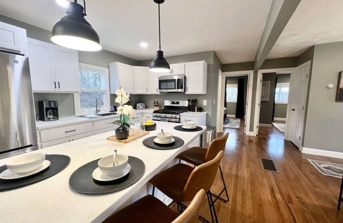 Clay House | Newly Remodeled 2BR/1BA House
