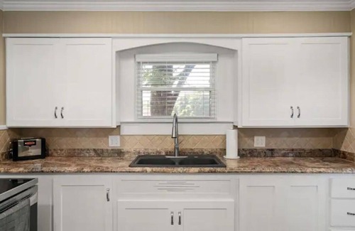 Van Buren House | Newly Remodeled 3BR in Town · Cherry Street