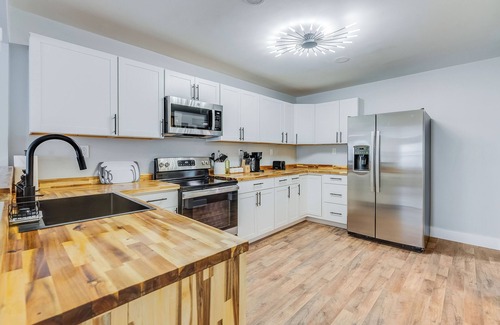 Savannah House | NEWLY Remodeled and Furnished 3 Bedroom Bungalow in Quiet Savannah Gardens