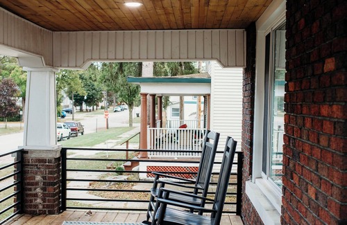 Big Rapids House | Newly Remodeled Charming 3-bedroom Duplex w/WiFi, AC in the Heart of Big Rapids
