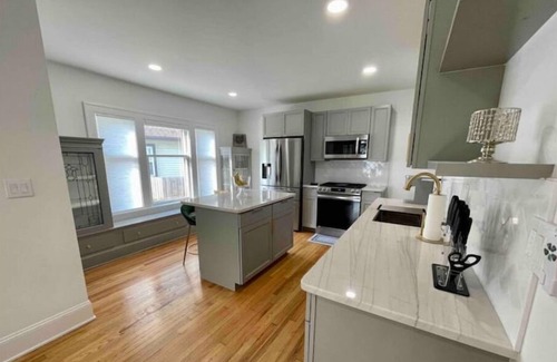 Kamm's Corners Apartment | Newly remodeled | Close to airport | 3br, 1 ba