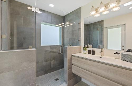 Royal Poinciana House | Newly Remodeled House in Miami - 3BR House with Private Yard - 5 Min ride to Hollywood Beach