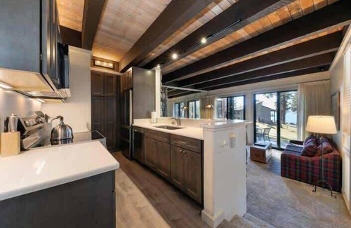 Brockway House | Newly Remodeled Lake-View retreat #21