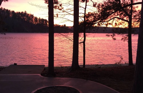 Mayfield Cabin | Newly Remodeled Luxury Lakefront Cabin w/ Sandy Beach, Kayak/SUP, Dock, Gameroom