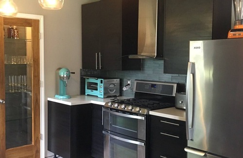 Roanoke House | Newly Remodeled Modern - Downtown Roanoke -walk to dining/shopping/movie house