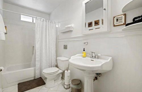Strawberry House | Newly Remodeled Pet Friendly Strawberry Cabin