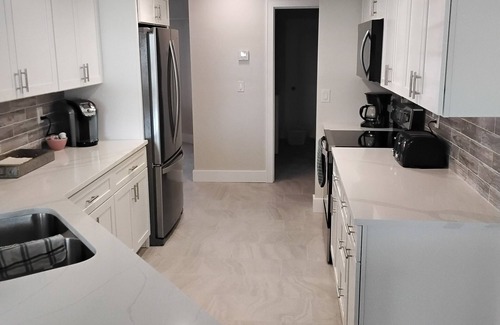 Caloosahatchee House | Newly remodeled,Tropical charm, swim up table, southern exposure