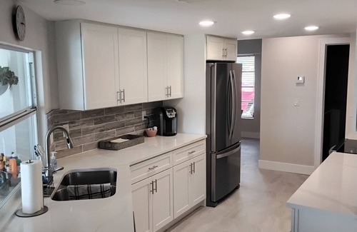 Caloosahatchee House | Newly remodeled,Tropical charm, swim up table, southern exposure