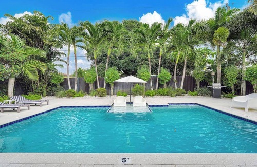 North Andrews Gardens House | Newly remodeled Beach Area Villa Cabana with heated pool