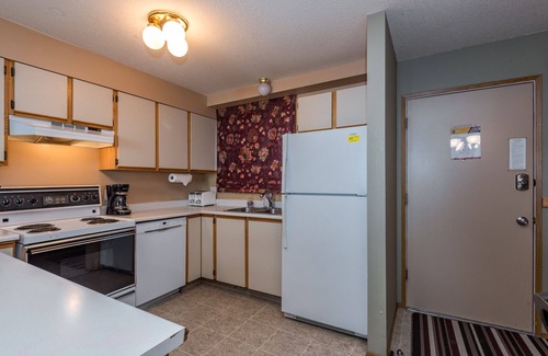 Silver Star Mountain House | Newly renovated townhouse - ski right to your door, Private hot tub, BBQ