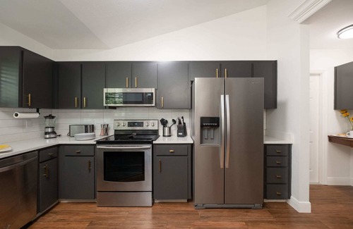 High Springs House | Newly Reno'd | Tesla & EV Charger | Outdoor Lounge