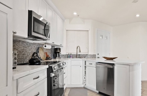 Huntington Beach Condo | Newly Renovated Beach Condo with Ocean Views!