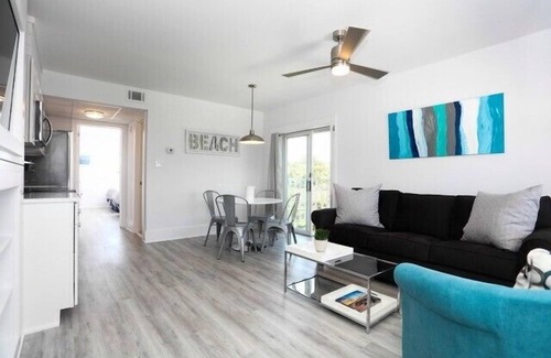 Admiral Estates Condo | Newly renovated 1 bedroom 1 bath Condo!