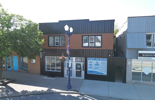 Walkerville Apartment | Newly renovated 2 bed 1 bath #LOWER floor unit.