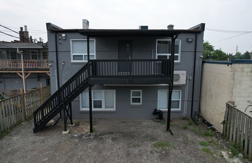 Walkerville Apartment | Newly renovated 2 bed 1 bath #LOWER floor unit.